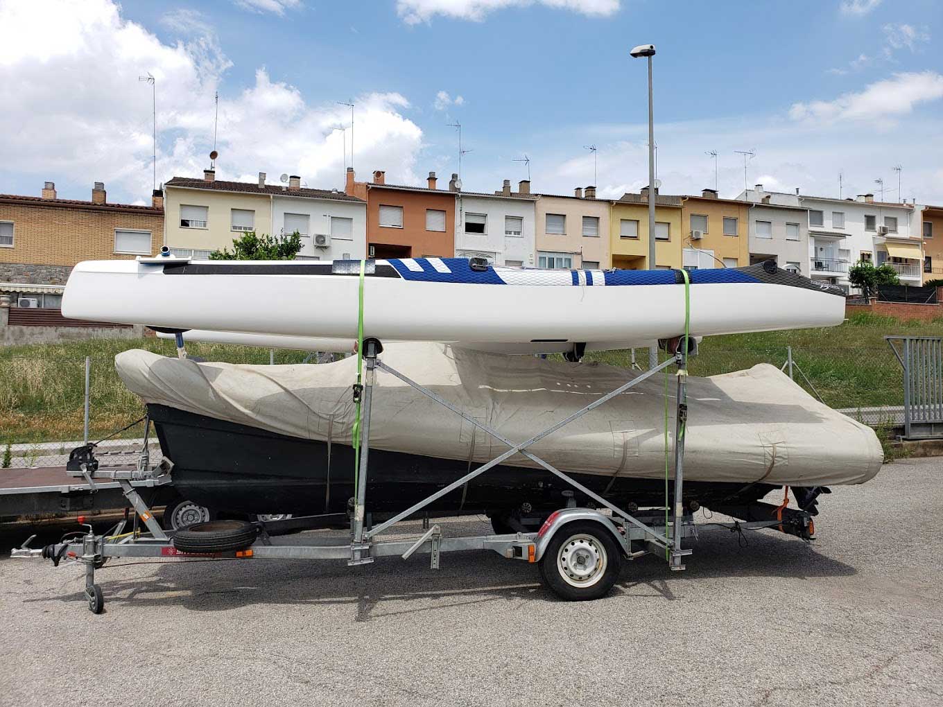 Nacra 17 y lancha de entrenador en el trailer para ser remolcados